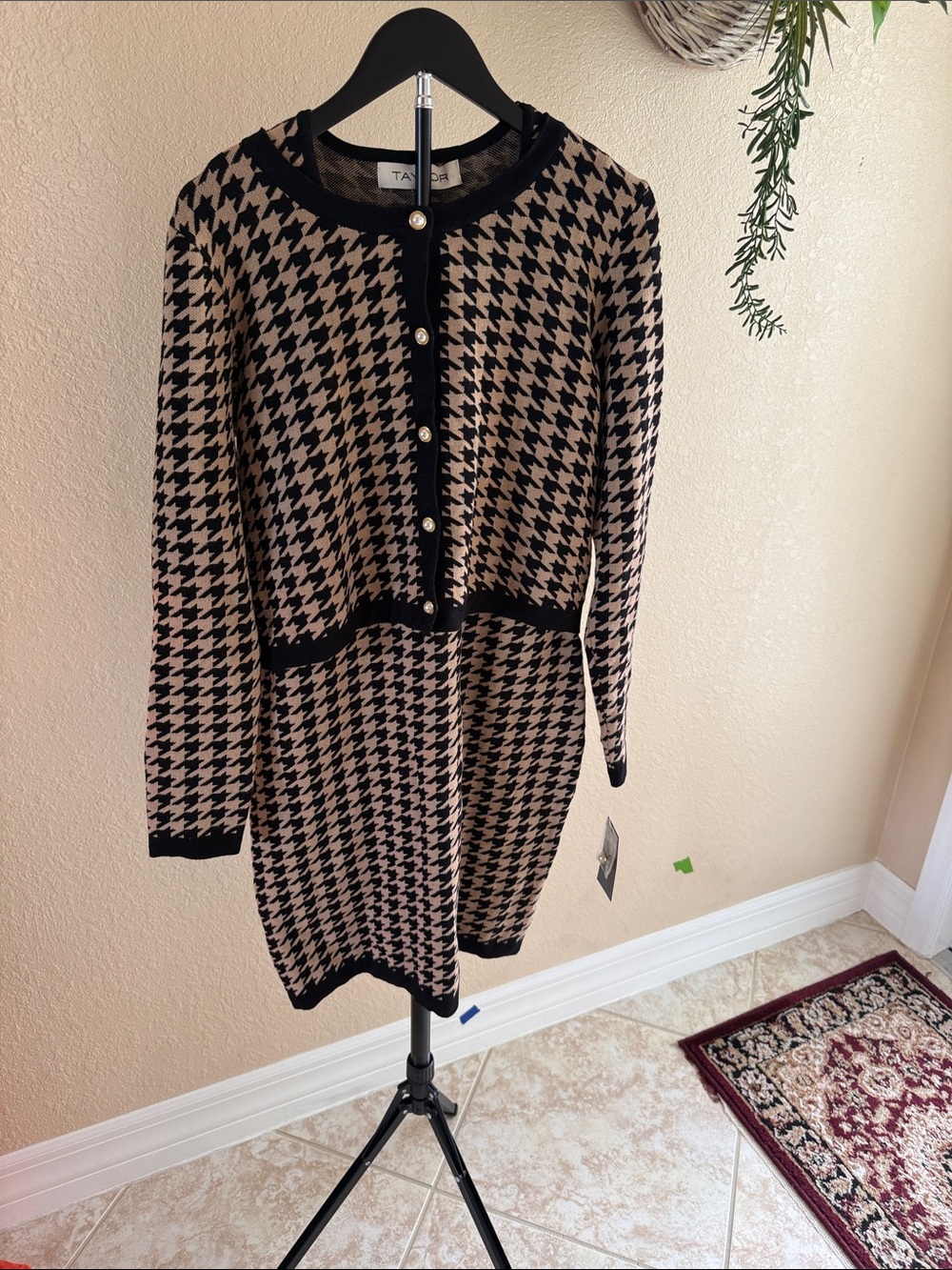 Taylor Black and Beige Houndstooth Long Sleeve Knit Dress